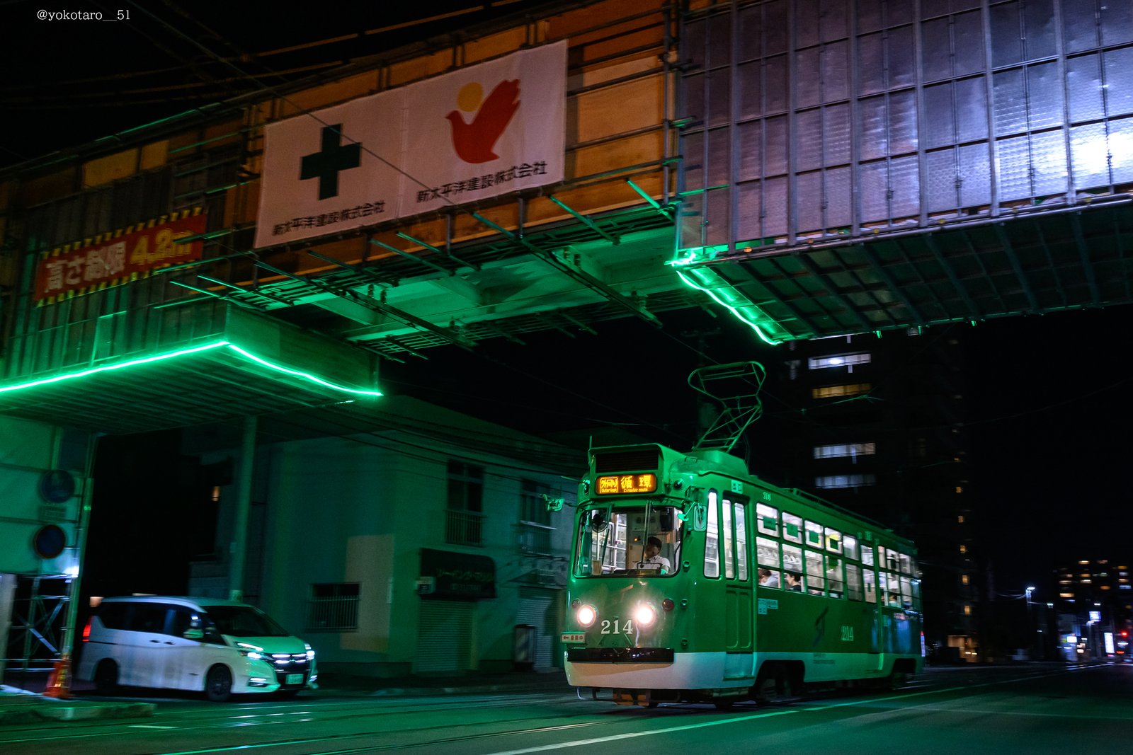 緑色の214号車・緑色の工事照明